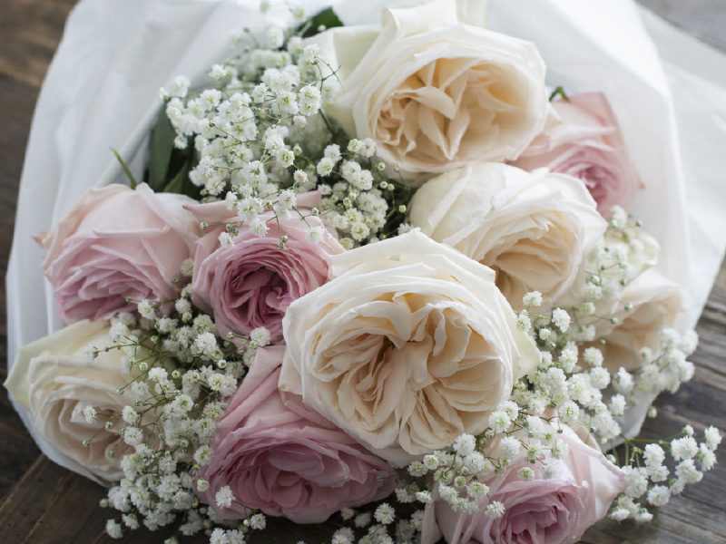 hvite-rosa-duftroser-i-bukett.jpg