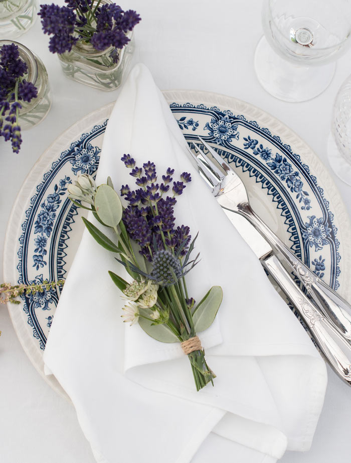 floriss-borddekking-lavendel-dekorasjon-kuvertene.jpg