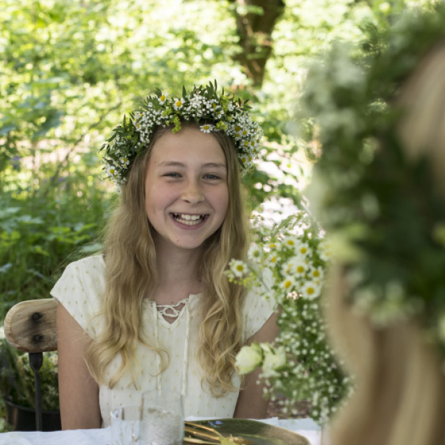 jente-med-hvite-blomster-i-haaret.jpg