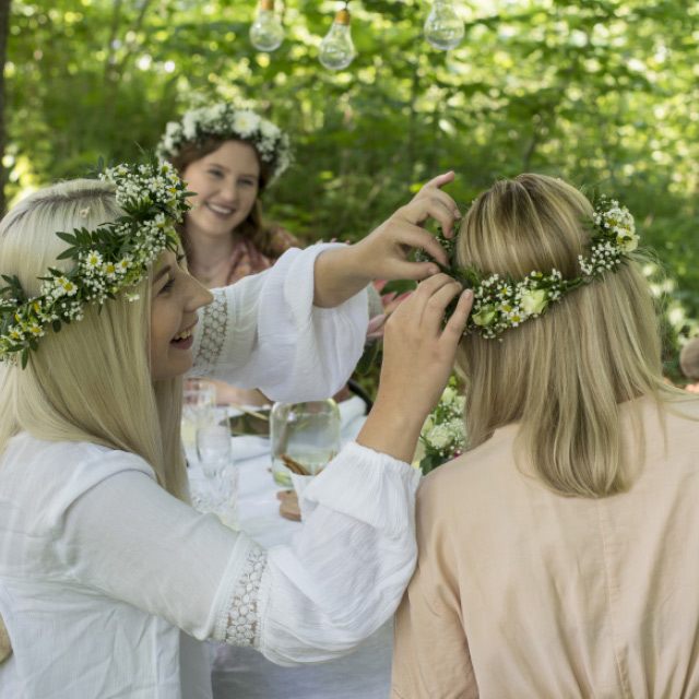 blomsterkranser-med-hvite-blomster.jpg