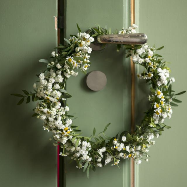 blomtserkrans-pa-dor.jpg