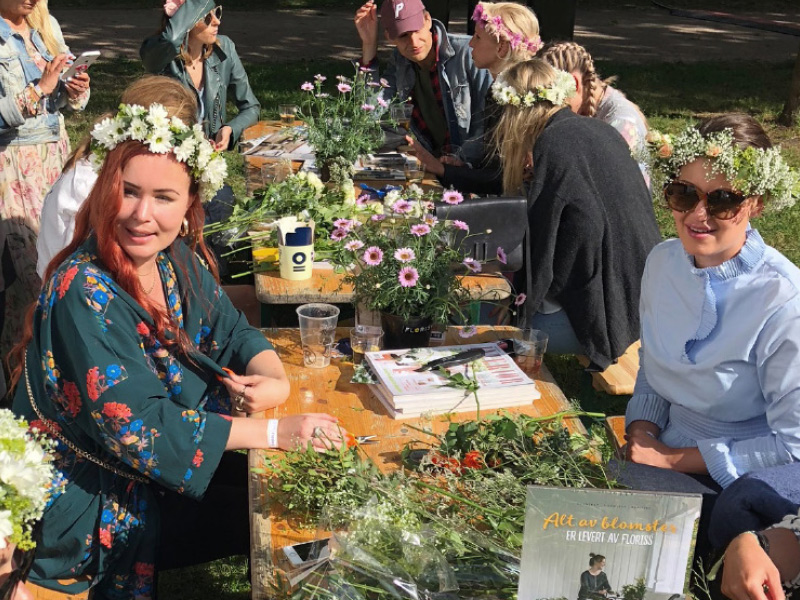 bord-dekket-med-blomster-paa-pip.jpg