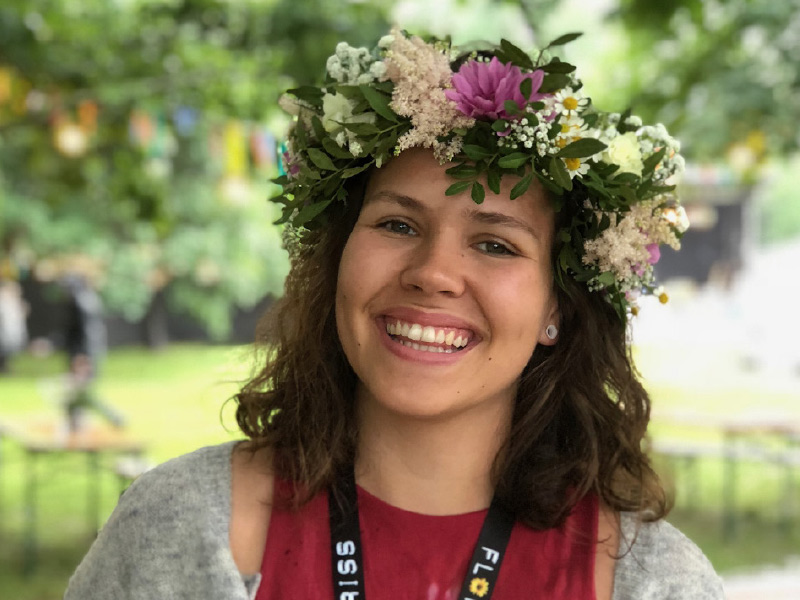 glad-jente-med-blomsterkrans.jpg
