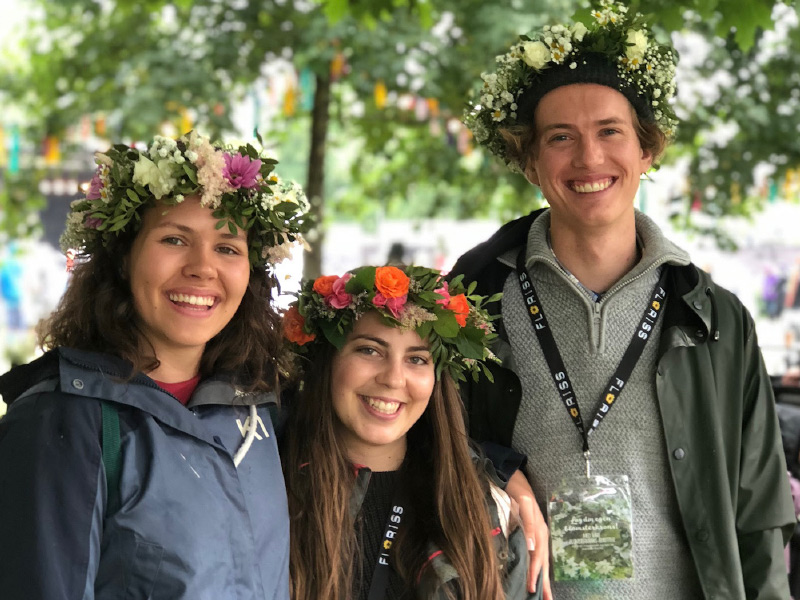 3-glade-mennesker-paa-pip-festival.jpg