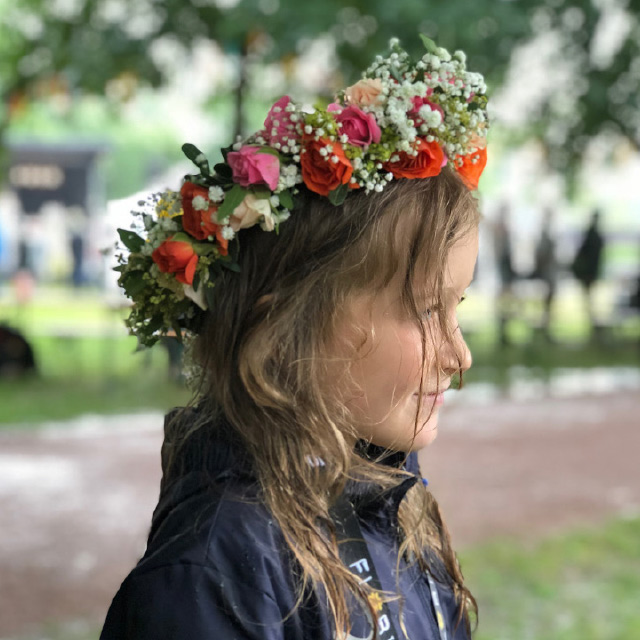 blomsterkrans-i-rosa-og-oransje.jpg