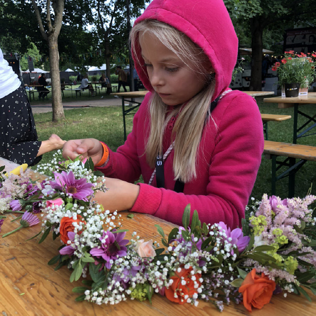 ung-jente-lager-blomsterkrans.jpg