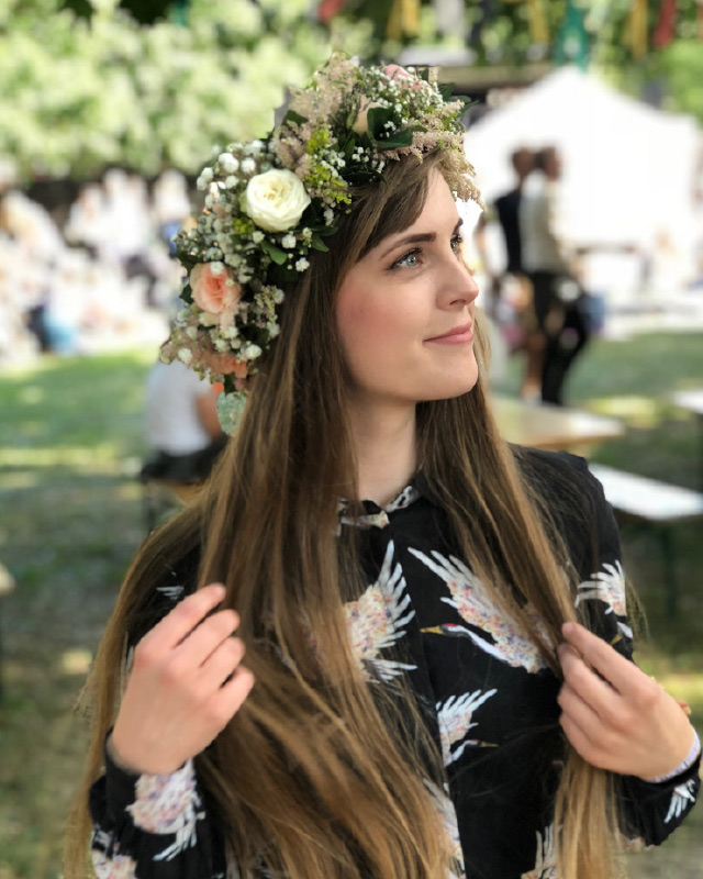jente-med-selvlaget-blomstekrans.jpg