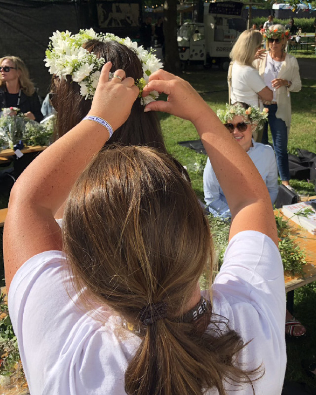 2-jenter-lager-blomsterkrans.jpg
