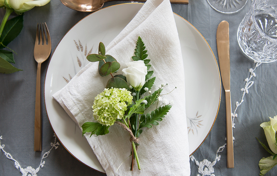 borddekorasjon-festbord-bryllup-kuvert_roser_festroser.jpg
