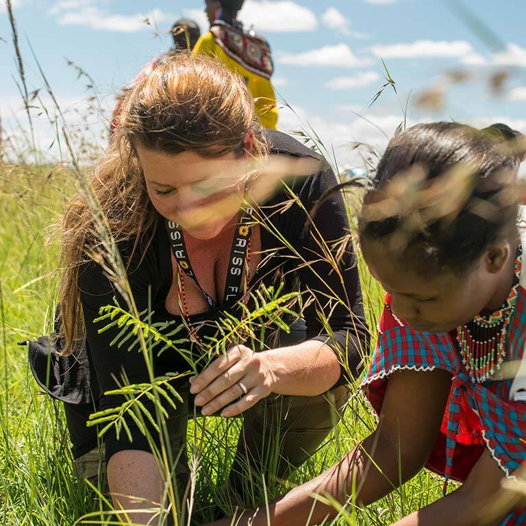 treplanting-i-kenya-masaikvinne-og-marianne-planter.jpg