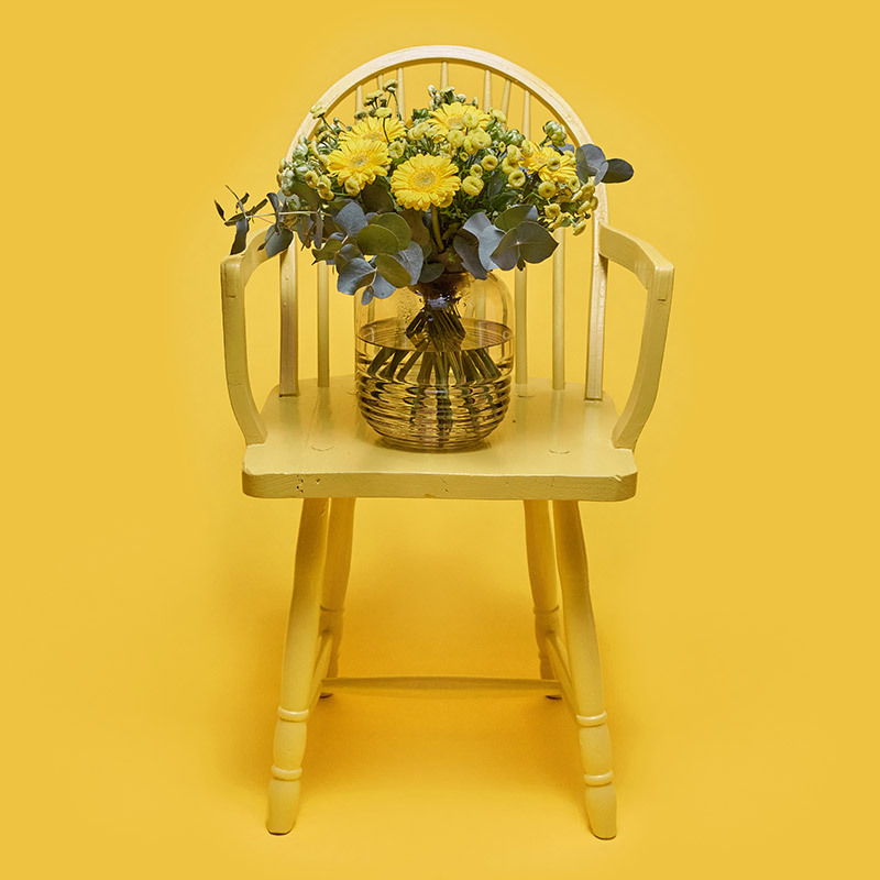 floriss-fordel-bukett-i-vase-paa-stol.jpg