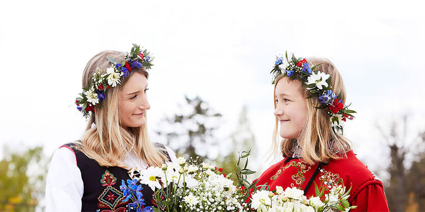 Festfin med blomster i h&aring;ret