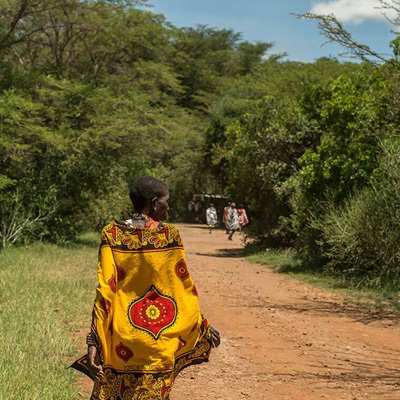 treplanting-i-kenya-kvinne-paa-vei-til-jobb-2021.jpg