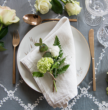 borddekking-kuvert-roser-festroser-floriss.jpg