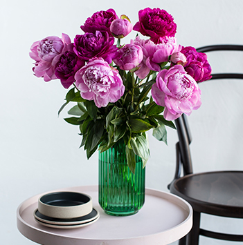 peoner-paa-bordet-i-glassvase.jpg