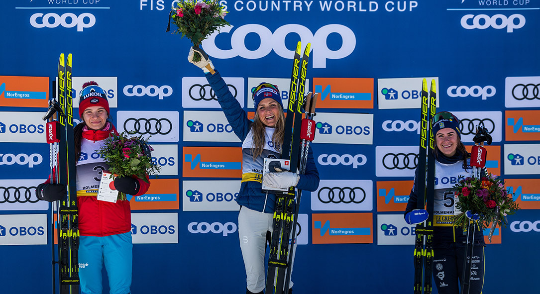 therese-johaug-med-blomster-paa-pallen-holmenkollen.jpg
