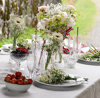 snittblomster-i-flaggets-farger-bordekning-17mai.jpg