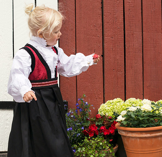 17-mai-jente-i-bunad.jpg