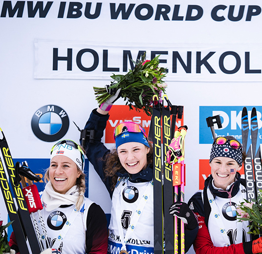 tiril-hanna-og-amerikansk-jente-smiler-med-blomster-paa-seremoni-holmenkollen-2022.jpg