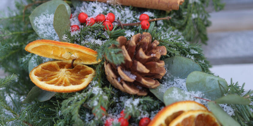Lag julekrans med t&oslash;rkede appelsiner